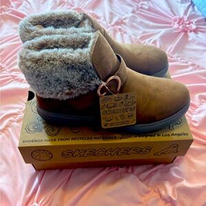 Kids Sketchers Skipper Cuddle Joy size 3T. Brand new in box with tags.